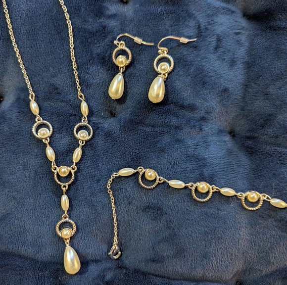 Fashion Jewerly Elegant Pearl Drop Necklace, Earrings, and Bracelet Set - Picture 4 of 4